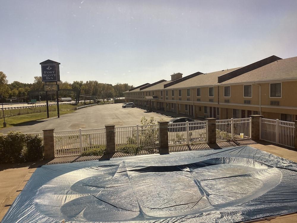Super 8 By Wyndham Fort Scott Exterior foto
