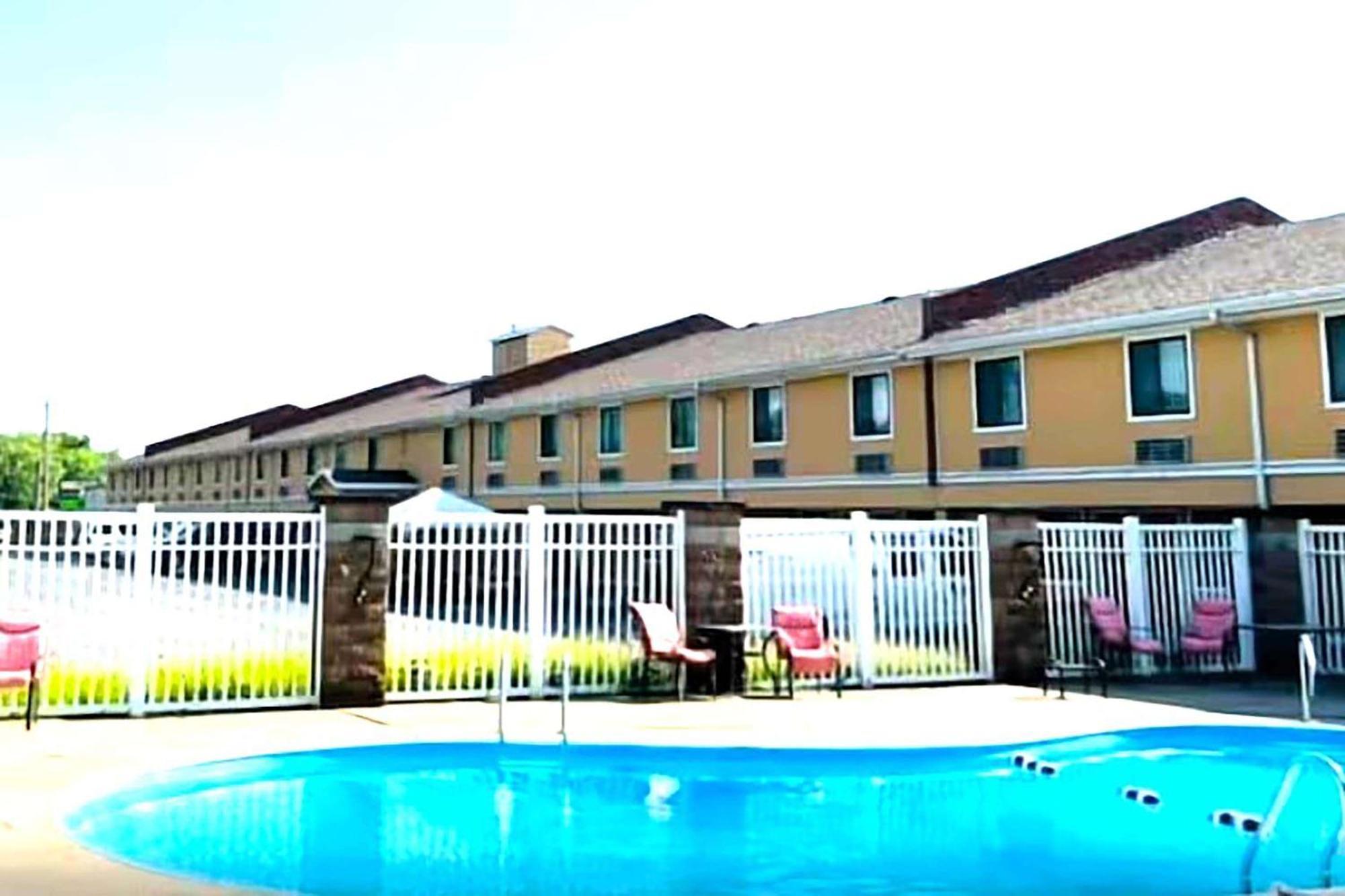 Super 8 By Wyndham Fort Scott Exterior foto