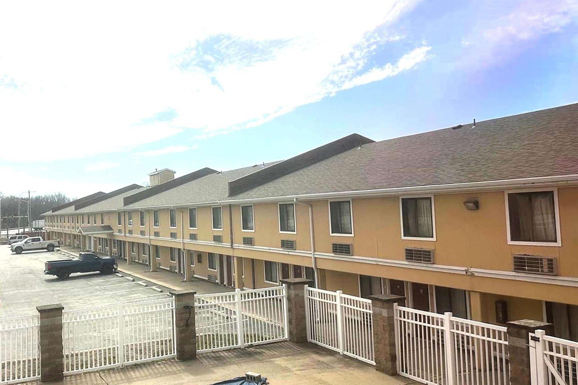 Super 8 By Wyndham Fort Scott Exterior foto